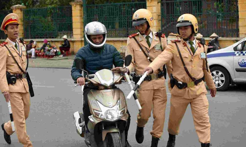 CSGT ra quân kiểm tra phương tiện