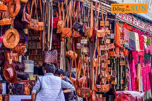 Không mua sắm nhiều quần áo, phụ kiện cùng lúc
