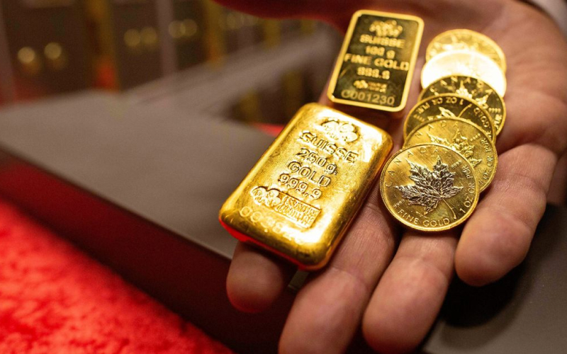 Năm 2023 nên đầu tư vàng hay gửi tiết kiệm?