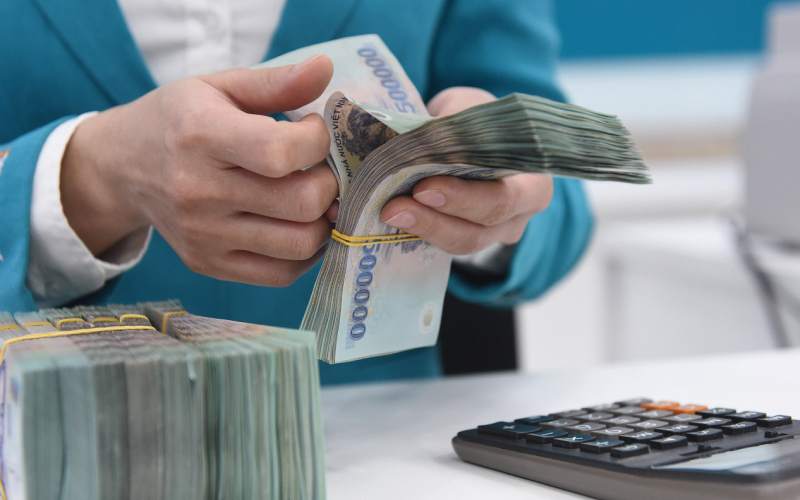 Nên đầu tư vàng hay gửi tiết kiệm năm 2023