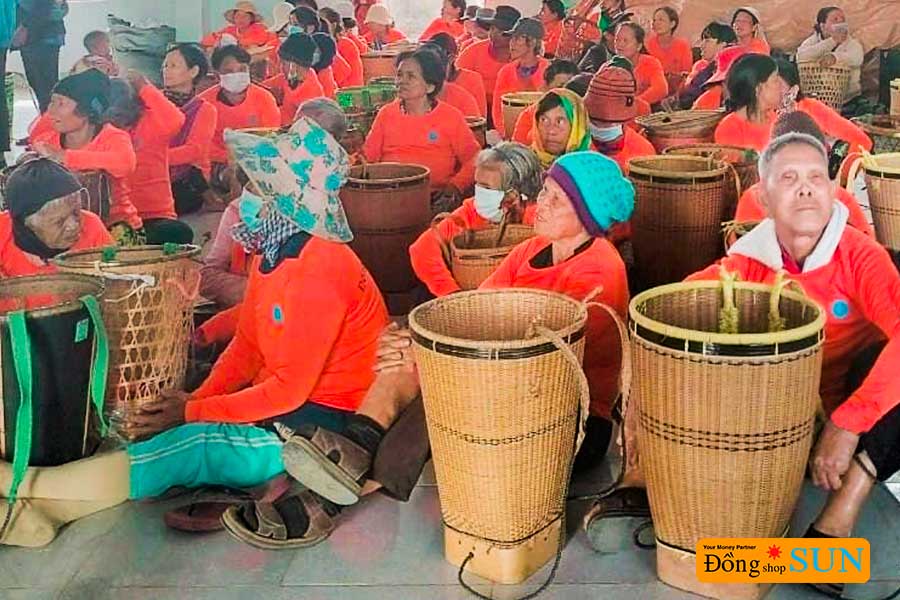 Bà còn vùng cao với những món quà từ chương trình