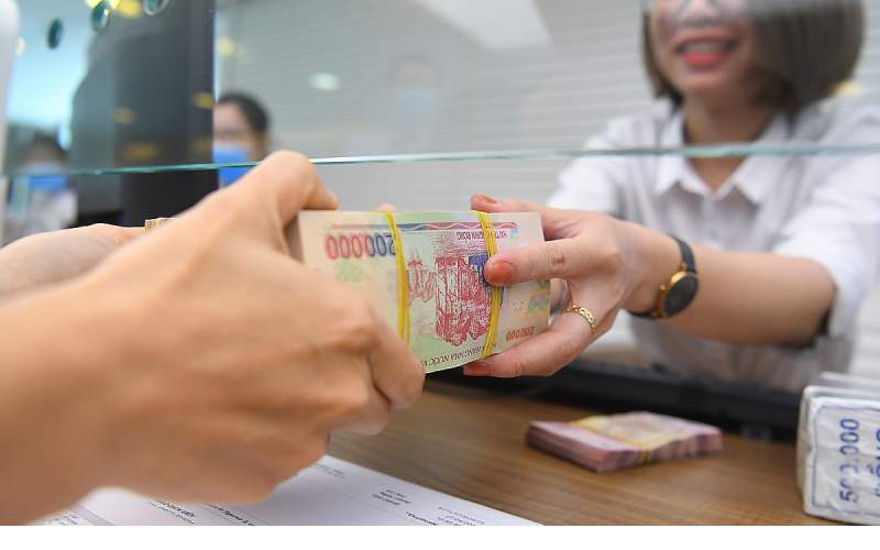 Có 100 triệu nên mua vàng hay gửi tiết kiệm lời hơn?